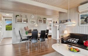 NæsStunning Home In Assens With Kitchen的客厅和带桌椅的用餐室