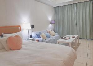 台中市草悟景观公寓的酒店客房,配有床和沙发