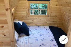 卡纳芬Pen y Buarth Pod - Caravan Site的小木屋内的一张床位,设有窗户