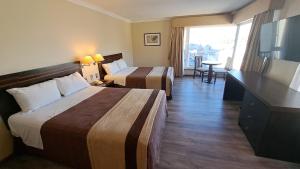 瓦尔帕莱索圣地亚哥德阿尔马格罗瓦尔帕莱索酒店的酒店客房设有两张床和电视。