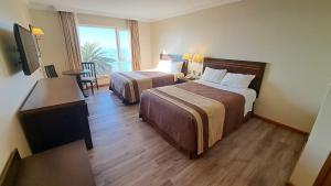 瓦尔帕莱索圣地亚哥德阿尔马格罗瓦尔帕莱索酒店的酒店客房设有两张床和窗户。
