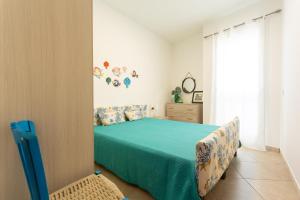 拉古萨码头Scialài的一间卧室配有一张带蓝色床罩的床
