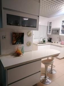 KgaphamadiCountry Block-Holiday home的厨房配有白色的柜台和白色的台面