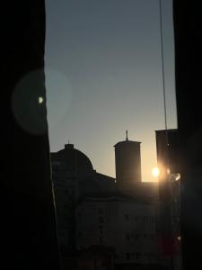 阿帕雷西达Hotel Pousada Colliseu的享有城市日落美景
