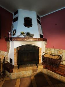 班斯卡 - 什佳夫尼察Chata Gatterhof的客厅设有壁炉和电视