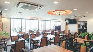 菊川市菊川I.C.吴竹旅馆的用餐室设有桌椅和窗户。