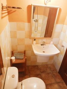 CadreitaCasa rural de la Abuela的浴室配有白色卫生间和盥洗盆。