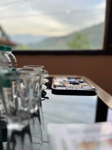 斯利那加Hotel Crescent的玻璃杯旁桌子上的遥控器