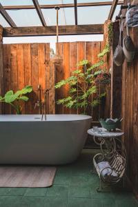 皮奇勒姆Casita boutique con tina exterior的带浴缸的浴室和木墙
