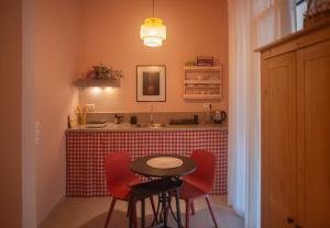 里科索翁Nina's apartment的厨房配有桌椅和水槽。
