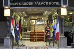 开罗The New Garden Palace Hotel的一座新花园宫殿酒店,前面有旗帜