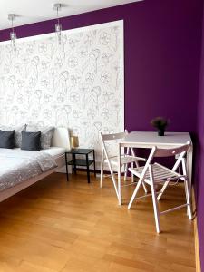 卢布林Pokoje Rezydencja Parysa的客厅配有白色桌子和紫色墙壁