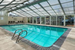 林肯市鹈鹕海岸酒店的一个带玻璃天花板的大型游泳池