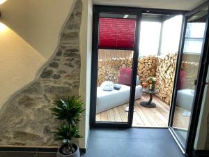 FeilitzschChalet-Ferienwohnung Sonnenidyll, 51 qm, Wellness/Fitness/Sauna – Bergrödelhof的客房设有一个带沙发和窗户的阳台。