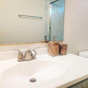 拉斯维加斯Nice Private Room Near Red Rock & Las Vegas Strip的浴室水槽设有镜子和水龙头