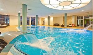 科沃布热格Apartament w Diva Spa 250m do plaży的酒店大堂的游泳池设有水滑梯
