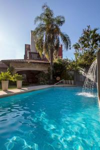 亚松森拉斯洛马斯卡萨酒店的一个带喷泉的游泳池
