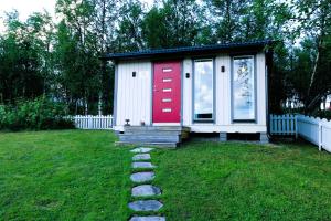 基律纳Aurora Cabin的院子里有红色门的小房子