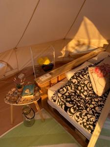 扎达尔Estera Tent Camping的帐篷内的一张床铺和一张桌子