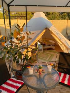 扎达尔Estera Tent Camping的帐篷前设有桌子