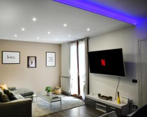 PioltelloNew LOFT free WI-FI & free parking [Milano-Linate]的客厅的墙上配有平面电视。