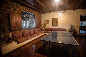 乌贝拉巴Paineiras Hotel Fazenda的客厅配有沙发和桌子