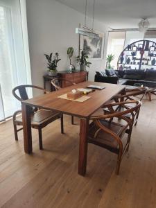 因特拉肯FeWo Interlaken的客厅配有一张木桌和椅子