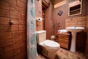皮萨克Rumi Lodge Pisac的一间带卫生间和水槽的浴室