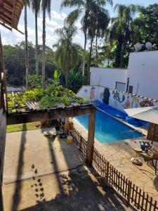 科蒂亚Chácara piscina aquecida的从房子里可欣赏到游泳池的景色
