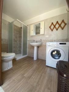 贝瓦尼亚圣彼得Villa Sole的浴室配有卫生间、盥洗盆和洗衣机。