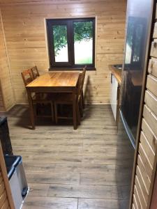 KostylivkaЕкоферма Семенюк的小屋内带木桌的用餐室