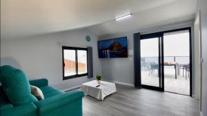 滨海保尔Ocean Front的客厅配有蓝色的沙发和桌子