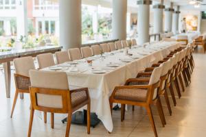 圣克鲁斯罗斯塔基波斯酒店的长长的用餐室配有长桌子和椅子