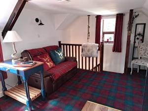 埃德温斯托Willow's Cottage的客厅配有沙发和桌子