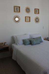 科韦尼亚斯Coveñas Hermoso Apartamento familiar en caribe campestre的卧室配有一张白色床,墙上挂有两面镜子