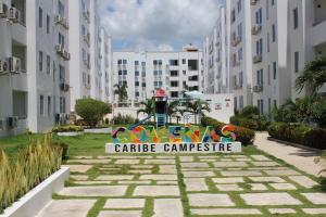 科韦尼亚斯Coveñas Hermoso Apartamento familiar en caribe campestre的公寓大楼庭院的标志