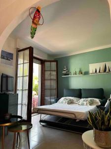 利多迪卡马约雷CasaGiò - Villetta su due piani的一间卧室设有一张床和绿色的墙壁