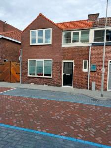 贝弗韦克House with garden in the center close to the sea and Amsterdam的街上有窗户的红砖建筑