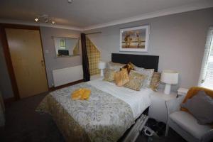 罗撒西Chandlers Nest的一间卧室配有一张大床和一把椅子
