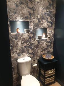 罗撒西Chandlers Nest的浴室配有白色卫生间和大理石墙。