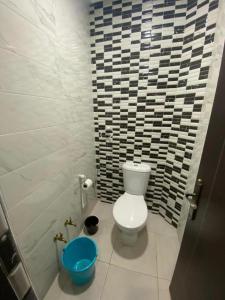 Ait Melloulأكادير ايت ملول的一间带卫生间和蓝色桶的浴室