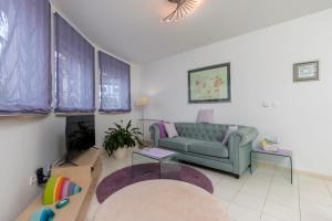 普拉Apartman Toya的客厅配有沙发和桌子