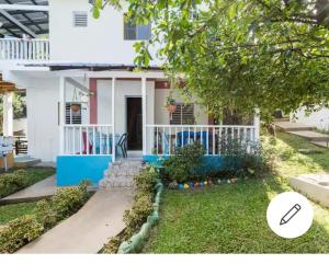 哈拉瓦科阿Cabaña Vistas del Bosque piscina privada的白色和蓝色外墙的房子
