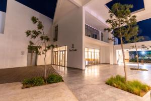 胡塞马Radisson Blu Resort Al Hoceima的中间有棕榈树的大型白色建筑