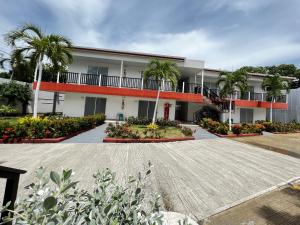 圣安德烈斯Hotel Mar de Corales By CAJASAI的一座棕榈树和庭院的建筑
