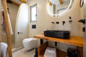 纳乌萨SunSal Luxury Studios - Sky的一间带水槽、卫生间和镜子的浴室