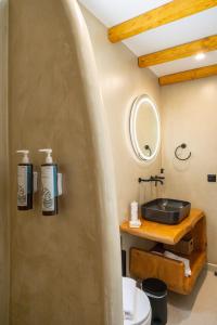 纳乌萨SunSal Luxury Studios - Sky的一间带水槽和卫生间的浴室