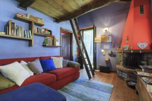 San Maurizio dʼOpaglioB&B Melizio的一间带红色沙发和梯子的客厅