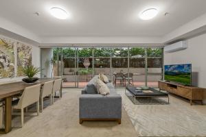 墨尔本Exclusive Stays - Southbank Tower的客厅配有沙发和桌子