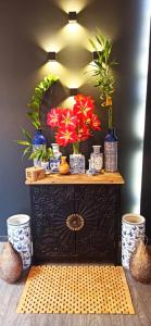 阿特米达Accessible Luxury的一张布满鲜花的蓝色和白色花瓶的桌子